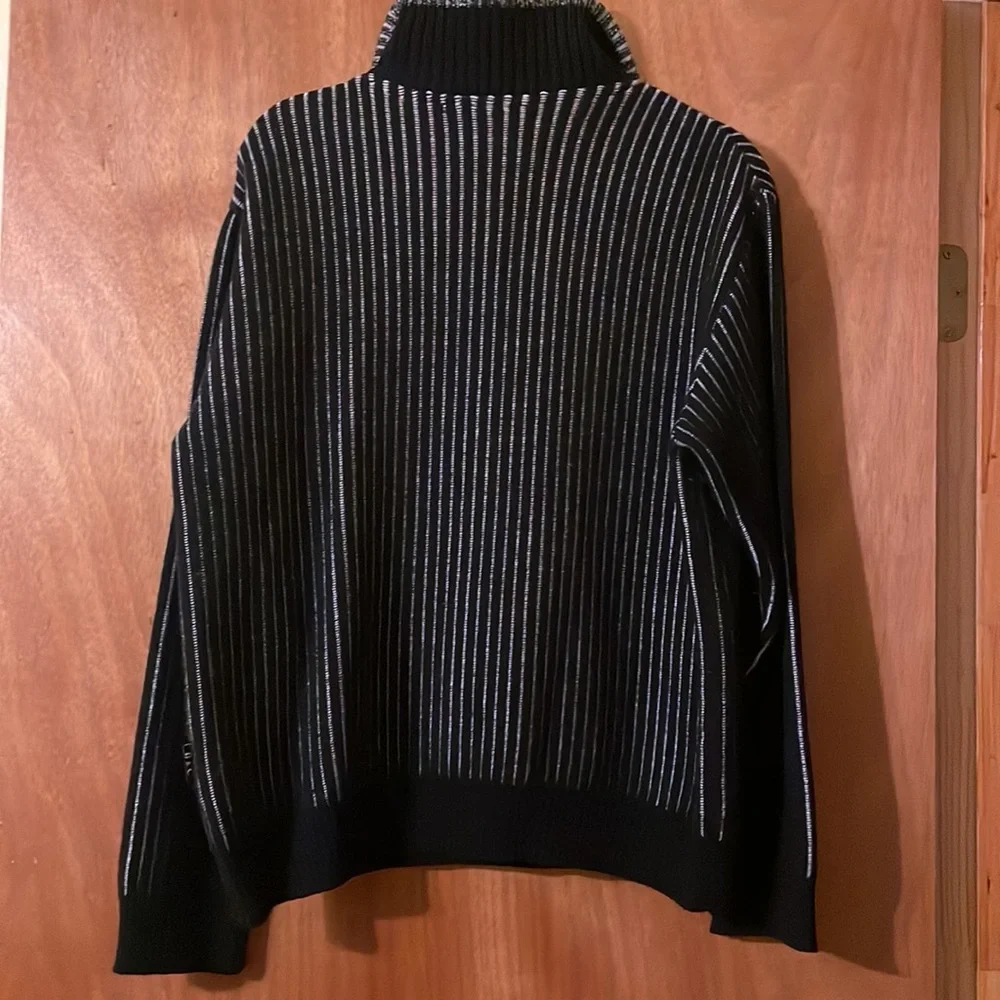B & C Men’s pullover black & white sweater top w/large collar & short zip (mlb)